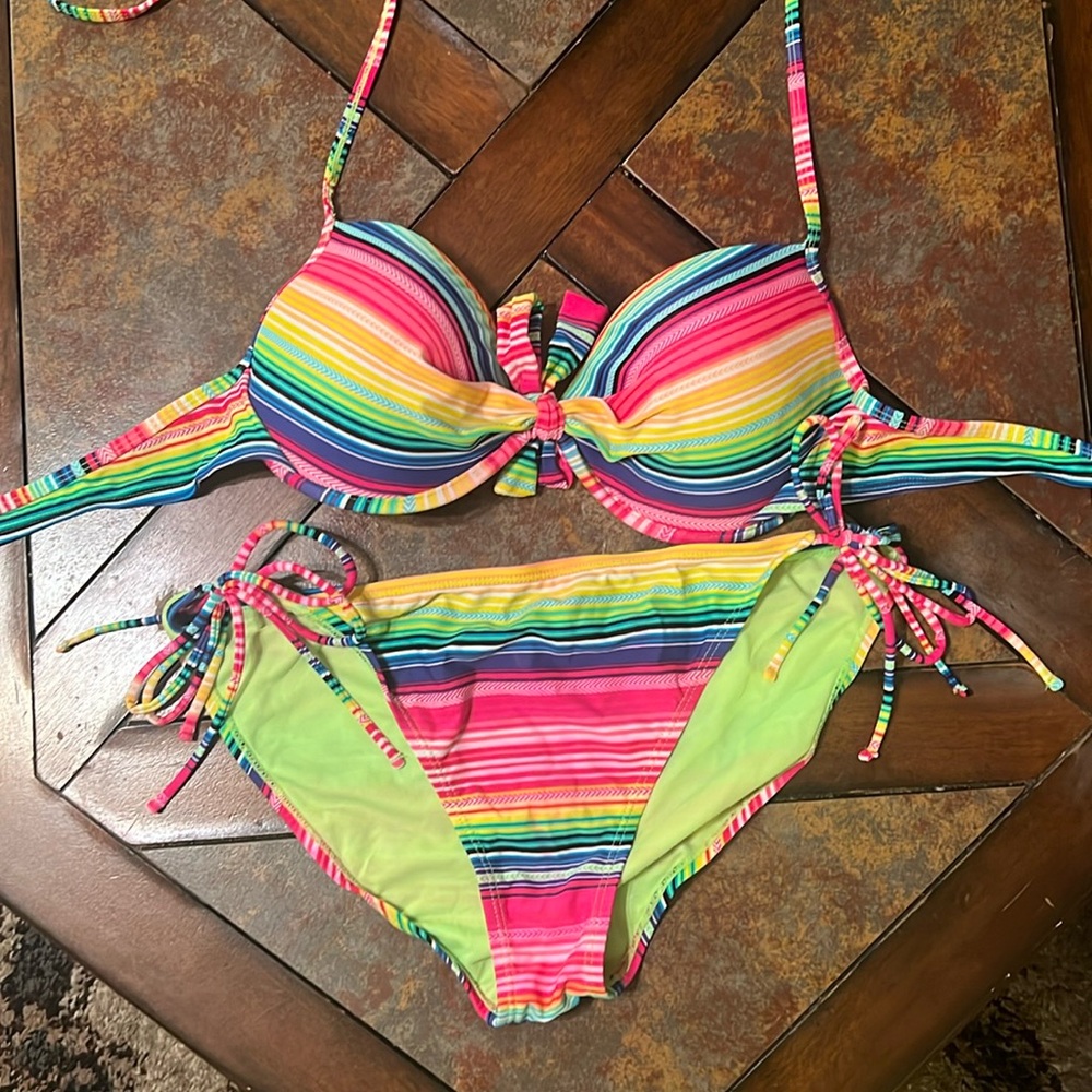 Wet seal. XL bikini, only worn once for pictures. Excellent condition
